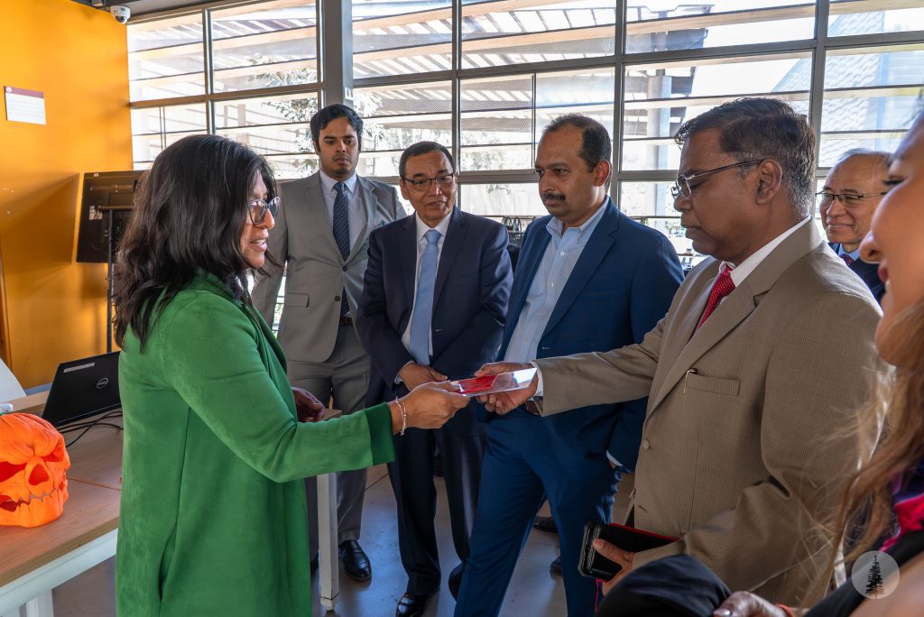 Embajador de la India destaca potencial del Fab Lab ESAN en visita oficial